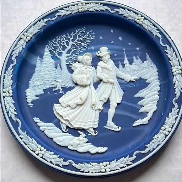 NWOT Incolay cameo Lapis blue plate - Picture 1 of 7